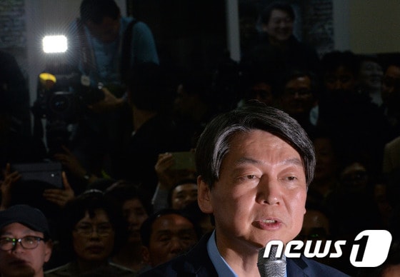 제20대 국회의원 선거일인 13일 안철수 국민의당 상임공동대표가 서울 노원구 상계동 사무실에서 당선이 확실시된 후 소감을 말하고 있다. 2016.4.13/뉴스1 ⓒ News1 김명섭 기자