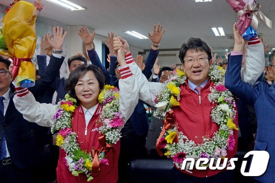 제20대 총선 강릉 선거구에 출마한 권성동 새누리당 후보가 13일 당선이 확실시되자 꽃목걸이를 걸고 부인 김진씨와 손을 맞장아 들며 기뻐하고 있다. 2016.4.13/뉴스1 ⓒ News1 서근영 기자