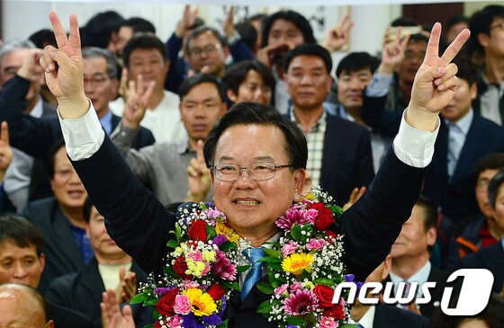 김부겸 더불어민주당 대구 수성구갑 후보가 13일 대구 수성구 선거사무소에서 당선이 확실해지자 당선 세리머니를 하고 있다. 2016.4.13/뉴스1 ⓒ News1 박세연 기자