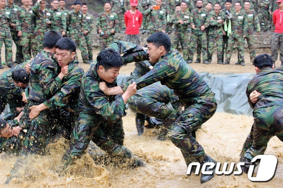 육군 11사단 충무대대는 11~15일 홍천군 유격훈련장에서 유격훈련을 실시해 용사들이 참호전투를 하고 있다.(육군 제11기계화보병사단 제공)2016.4.14/뉴스1 ⓒ News1 박태순 인턴기자