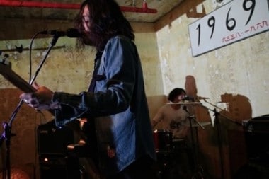 '채널1969'에서 공연 중인 '전국비둘기연합'