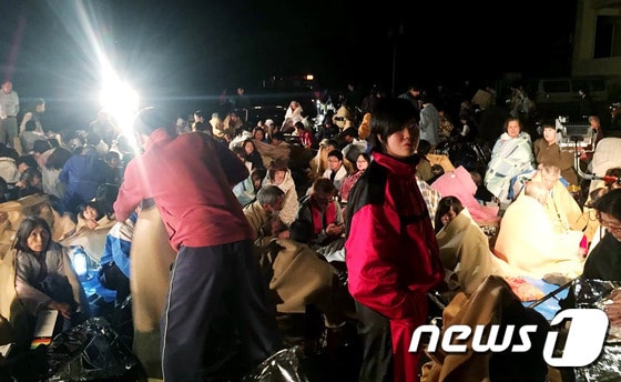 규모 6~7의 강진이 수차례 이어진 일본 규슈 구마모토현 마사키정에서  긴급대피한 주민들 ⓒ AFP=뉴스1