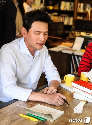 배우 황정민이 지난 14일 서울 성수동 북카페 '모카책방'의 일일 책방지기로 나섰다. 사진제공=동서식품 ⓒ News1