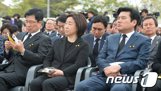 16일 오전 경기도 안산시 단원구 세월호 참사 희생자 정부합동분향소에서 열린 세월호 참사 2년 기억식에서 원유철 새누리당 비상대책위원장, 심상정 정의당 대표 등이 416 가족합창단의 추모 합창곡을 듣고 있다. 2016.4.16/뉴스1 ⓒ News1 이재명 기자