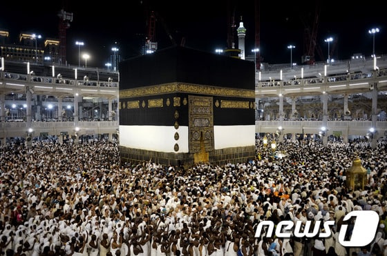 사우디아라비아 메카에 위치한 그랜드모스크 사원의 카바신전 주변을 도는 이슬람 교도들. ⓒ AFP=뉴스1