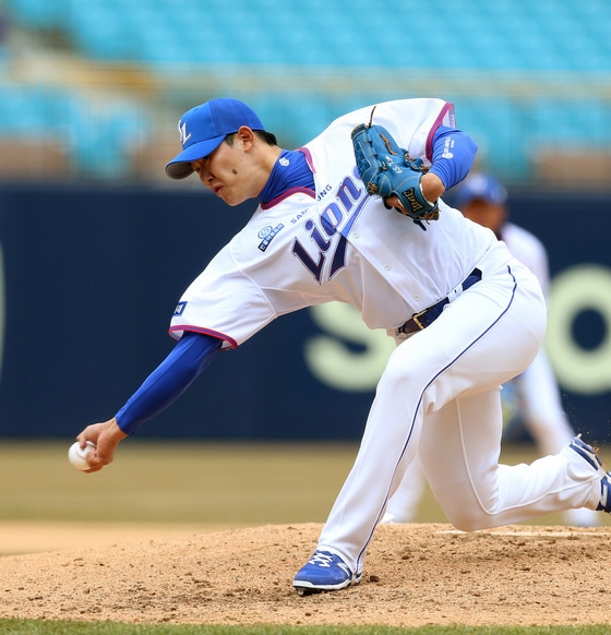 삼성 라이온즈의 김대우(28)가 2일 대구 삼성라이온즈파크에서 열린 2016 타이어뱅크 KBO리그 두산 베어스전에서 팀의 3번째 투수로 구원 등판해 1⅔이닝 동안 안타 1개만 맞고 실점 없이 틀어막았다.(삼성 라이온즈 제공)ⓒ News1