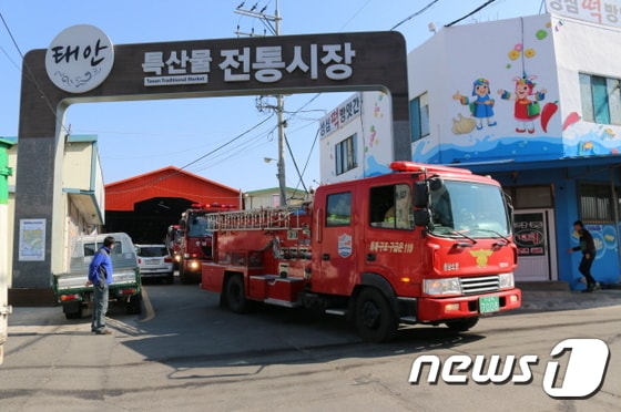 태안소방서 소방차 길 터주기모습.ⓒ News1