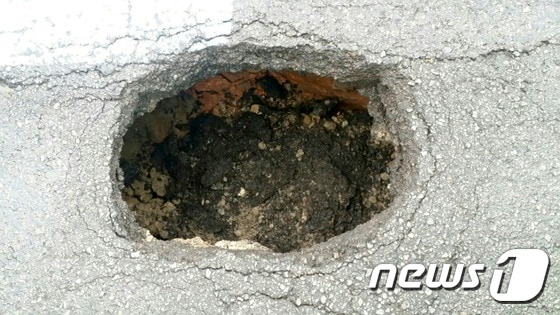 2016년 4월 21일 오전 광주 남구 주월동 한 병원 앞 도로에서 발생한 지름 70㎝, 깊이 1m 상당의 싱크홀. 뉴스1 ⓒ News1