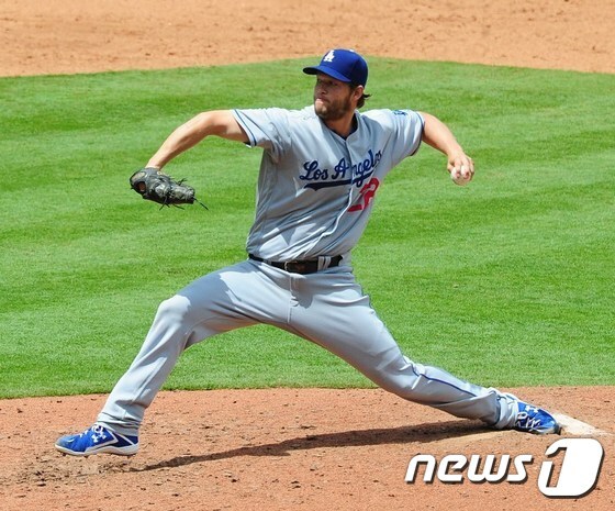 클레이튼 커쇼(28·LA 다저스)가 22일(한국시간) 미국 애틀랜타 브레이브스전에서 선발 등판해 4회말 1사 후 타일러 플라워스를 상대로 초구 시속 46마일(약 74km) 공을 던져 화제다.ⓒAFP= News1
