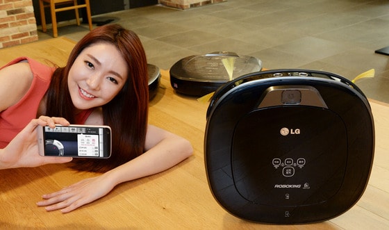 서울 영등포구 여의도동에 위치한 LG트윈타워에서 모델이 LG전자 로봇청소기의 최신 제품인 LG 로보킹 터보 플러스를 소개하고 있다.ⓒ News1
