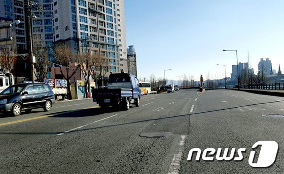 재포장 보수공사를 시행하는 강북로. ⓒ News1