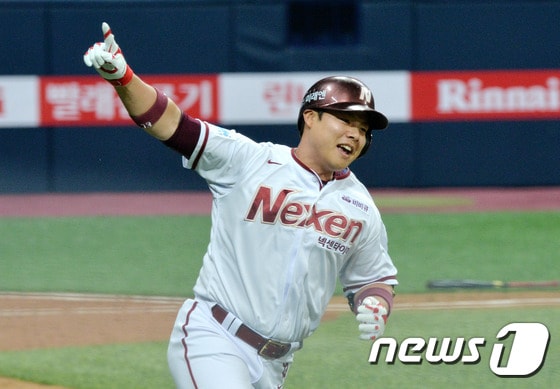 3일 오후 서울 구로구 고척스카이돔에서 열린 2016 KBO리그 프로야구 롯데와 넥센의 경기 9회말 넥센 공격 1사 1,2루 상황에서 윤석민(넥센)이 끝내기 안타를 친 후 환호하고 있다. 2016.4.3/뉴스1 ⓒ News1 박세연 기자