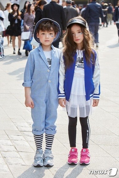 990V4를 신은 어린이 모델들. 사진제공=이랜드 ⓒ News1