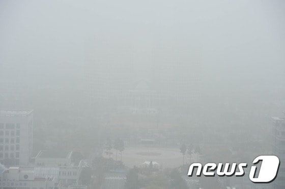12일 대전·충남엔 오전 사이 가시거리 200m 미만의 짙은 안개가 낄 것으로 예보됐다. 대전시청에서 바라본 도심이 안개로 뿌옇게 보이고 있다.  ⓒ 뉴스1