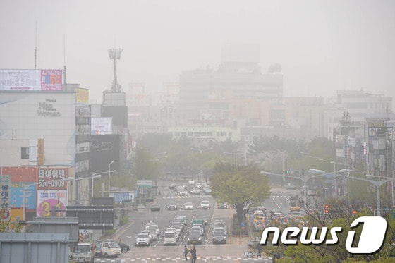 4일 대전·충남은 새벽부터 오전 사이 내륙을 중심으로 가시거리 1㎞ 미만의 안개가 낄 것으로 예보됐다. 대전 서구 감마 네거리를 이용하는 출근차량들이 짙은 안개 속에서 전조등을 켠 채 운행을 하고 있다. /뉴스1 ⓒ News1