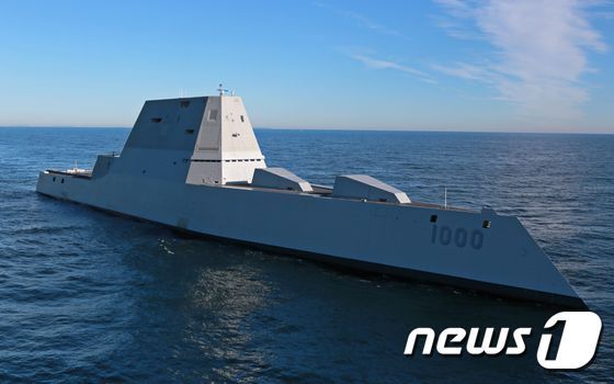 미 해군의 차세대 스텔스 구축함 줌왈트(DDG-1000)호가 작년 12월7일 대서양에서 시험항해를 하고 있다. ⓒ AFP=뉴스1