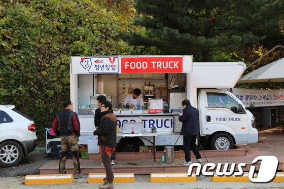 서울외곽순환도로 청계졸음쉼터 푸드트럭ⓒ News1