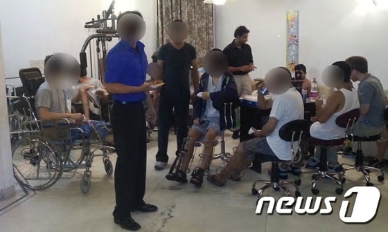 최근 인도에서 사지연장술을 성형 목적으로 찾는 사람이 많아졌다. 델리 정형외과에서 수술을 받은 환자들이 모여있는 모습.[출처=가디언]ⓒ News1