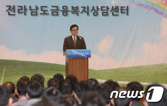 10일 열린 '전남도금융복지상담센터' 개소식에서 이낙연 전남도지사가 인사말을 하고 있다.(전남도 제공) 2016.5.10ⓒ News1