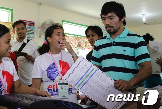 필리핀 복싱 영웅 매니 파퀴아오(37)가 9일 민다나오섬 사랑가니주(州) 키암바에 있는 한 투표소에서 투표하고 있다. ⓒ AFP=뉴스1