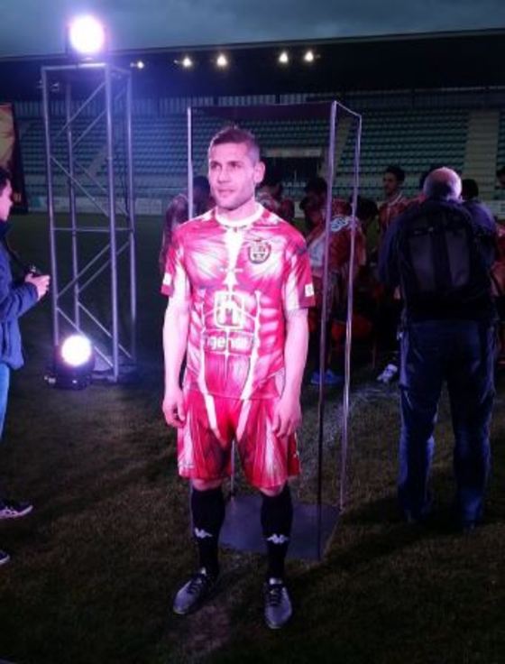 스페인 4부리그의 C.D. 팔렌시아가 새롭게 발표한 유니폼. (팔렌시아 트위터 캡처) ⓒ News1