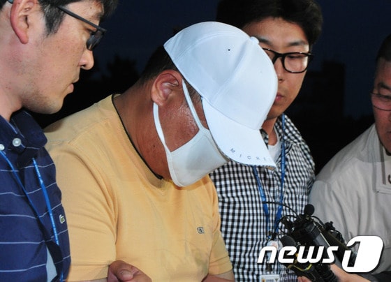 지난해 4월 제주 서귀포시 동광리 인근 보리밭에서 숨진 채 발견된 중국인 여성을 살해했다고 자수한 중국인 S씨(34)가 5월14일 제주 서귀포경찰서로 압송돼 취재진의 질문을 받고 있다.2016.5.14/뉴스1 ⓒ News1 이석형 기자