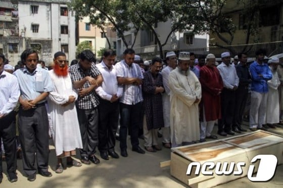 4월26일 상래된 방글라데시의 성적 소수자를 위한 잡지인 '루프반'의 편집자인 줄하즈 만난의 장례식이 거행되고 있다. ⓒ AFP=뉴스1