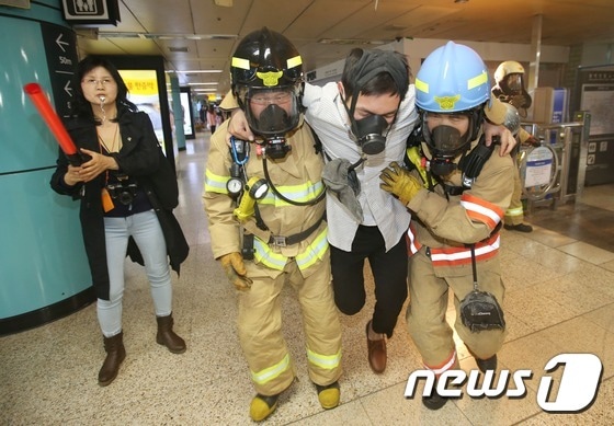  소방관들이 인명구조 훈련을 하고 있다.  ⓒ 뉴스1 박세연 기자