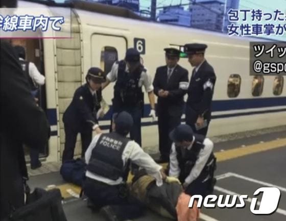 일본 고속열차 신칸센에 식칼을 들고 탑승한 남성이 경찰에 체포됐다.(NHK캡처)ⓒ News1