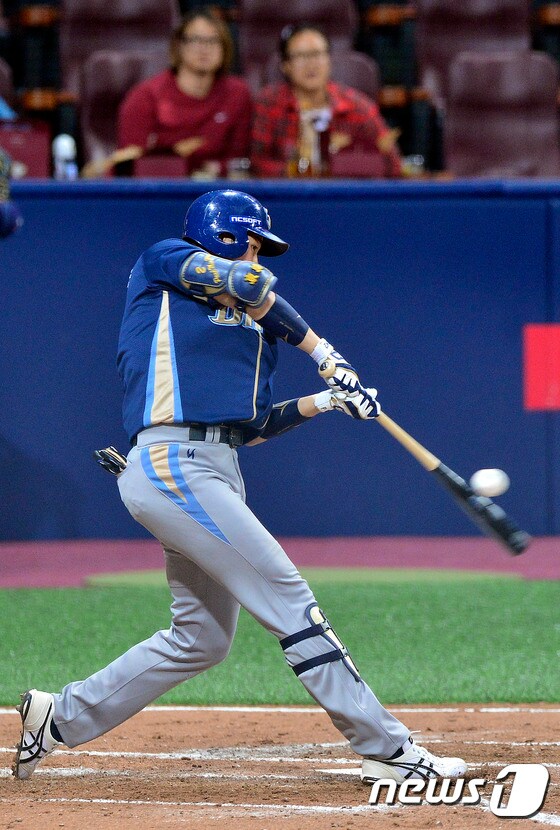 NC 다이노스 박민우(23)가 21일 마산구장에서 열리는 NC 다이노스와의 플레이오프 1차전을 앞두고 "실책에 대한 긴장감을 덜고 물 흐르듯 임하겠다"는 각오를 밝혔다.ⓒ News1 신웅수 기자