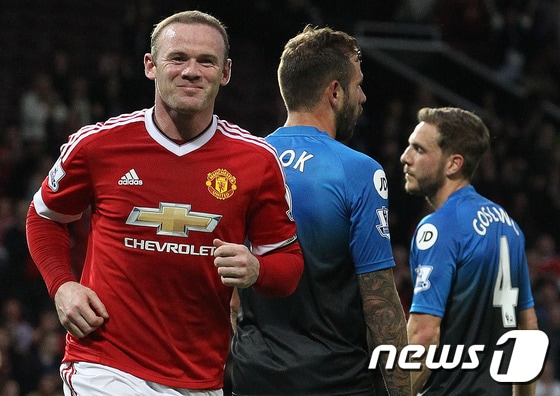 맨체스터 유나이티드의 웨인 루니(왼쪽)가 18일(한국시간) 영국 맨체스터의 올드 트라포드에서 열린 본머스와의 2015-16 잉글랜드 프리미어리그 최종 38라운드에서 득점 후 기뻐하고 있다. ⓒ AFP=News1