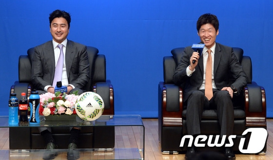 박지성(오른쪽)과  안정환이 18일 오전 서울 종로구 아산정책연구원에서 열린 2017 피파 20세 월드컵(FIFA U-20 World Cup) 홍보대사 위촉식 및 U-20크루 발대식에 참석해 위촉패를 수여받은 뒤 이야기를 나누고 있다.2016.5.18/뉴스1 ⓒ News1 이광호 기자