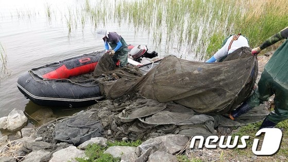 내수면에서 철거한 불법 어구 자료사진.(뉴스1/DB)