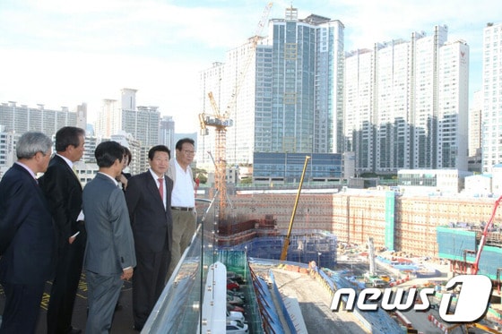 안상수 창원시장(오른쪽 두번째)이 19일 부산 해운대 엘시티 더샵 공사현장을 둘러보고 있다.(창원시 제공)2016.5.19./뉴스1 ⓒ News1 남경문 기자