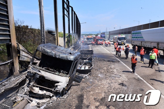 지난달 20일 오전 11시35분 대구 동구 숙천동 경부고속도로 상행선 117km 지점에서 승용차에 부딪힌 탱크로리가 도로 갓길의 방음벽과 충돌하면서 불이 났다. 사고로 탱크로리에 실려있던 경유 3만2000리터가 불길에 휩싸여 상.하행선이 2시간여 동안 통제돼 극심한 차량 정체를 빚었다. 2016.5.20/뉴스1 ⓒ News1 이종현 기자