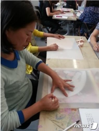 현수막 에코백 제작을 실습하는 초등교사들(서울시 제공)ⓒ News1