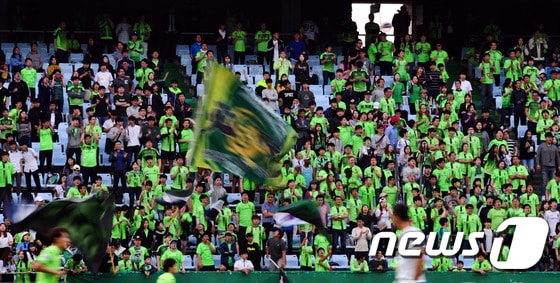 24일 오후 전북 전주시 전주월드컵경기장에서 열린 전북 현대와 멜버른 빅토리의 2016 아시아축구연맹(AFC) 챔피언스리그 16강 2차전 경기에서 전북현대 팬들이 응원을 하고 있다.2016.5.24/뉴스1 ⓒ News1 문요한 기자