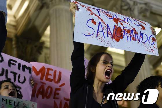 27일 브라질 리우데자네이루 의회 앞에서 모여 갱단의 10대 소녀 성폭행 사건을 규탄하는 시위가 열리고 있다. ⓒ AFP=뉴스1