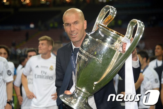 지네딘 지단 레알 마드리드 감독이 29일(한국시간) 이탈리아 밀란의 산 시로에서 유럽축구연맹(UEFA) 챔피언스리그 우승컵을 들어올리고 있다. ⓒ AFP=News1