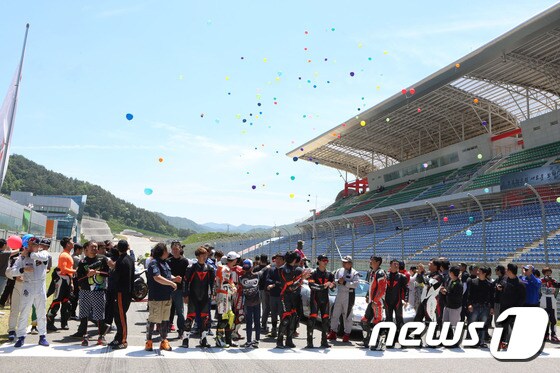 29일 오후 강원 인제스피디움에서 열린 '제2회 인제군수배 모터페스티벌'에서 관계자들이 기념사진을 촬영하고 있다. (인제군제공)2016.5.29/뉴스1 ⓒ News1 정진욱 기자