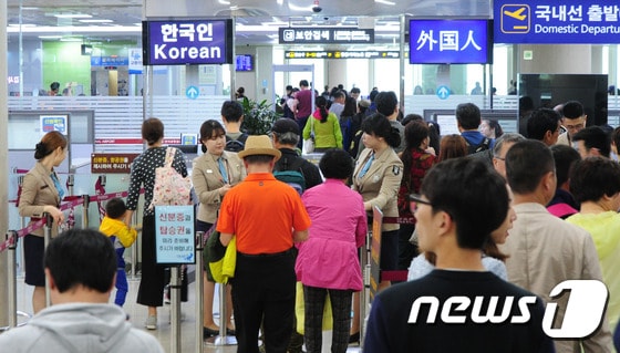 3일 오전 제주공항에서 항공기 운항이 재개 되자 공항 이용객들이 출국장으로 들어가고 있다. 제주공항은 지난 2일 제주 전역에 강한 바람이 불어 항공기가 대거 결항됐다.2016.5.3/뉴스1 ⓒ News1 이석형 기자