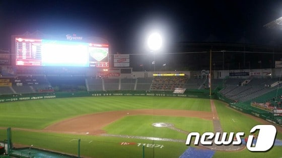 3일 인천 SK 행복드림구장에서 열린 SK와 한화의 경기에서 2회 도중 쏟아진 비로 경기가 멈췄다. 2016.5.3/뉴스1 ⓒ News1