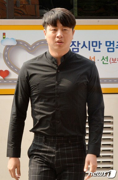 여대생 성폭행 혐의를 받고 있는 개그맨 유상무가 31일 피의자 신분으로 서울 강남경찰서에 조사를 받기 위해 출석하고 있다. 2016.05.31/뉴스1 ⓒ News1 박세연 기자