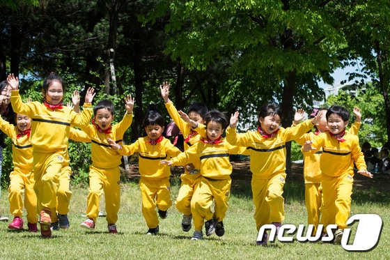 어린이날을 하루 앞둔 지난 4일 서울 마포구 상암동 난지천공원 난지잔디광장에서 열린 '2016 마포어린이축제'에서 어린이들이 잔디밭을 힘차게 달리며 즐거운 시간을 보내고 있다. 2016.5.4/뉴스1 ⓒ News1 유승관 기자