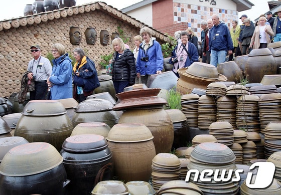 임시공휴일인 6일 오후 울산 외고산 옹기마을에서 열린 '2016 울산옹기축제'에서 크루즈관광객들이 옹기체험을 하고 있다. (울산시 제공) 2016.5.6/뉴스1