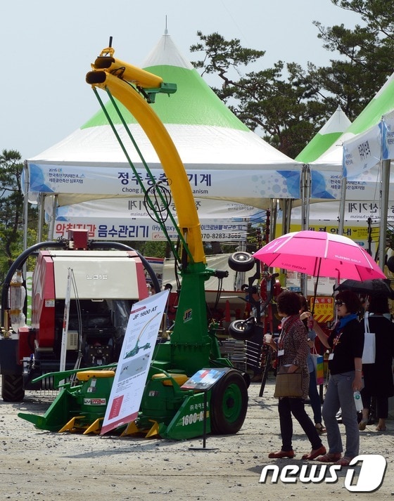 1일 세종시 어진동 정부세종컨벤션센터에서 열린 2016 한국축산기자재전에서 농업인들이 장비를 둘러보고 있다. 2016.6.1/뉴스1 ⓒ News1 장수영 기자
