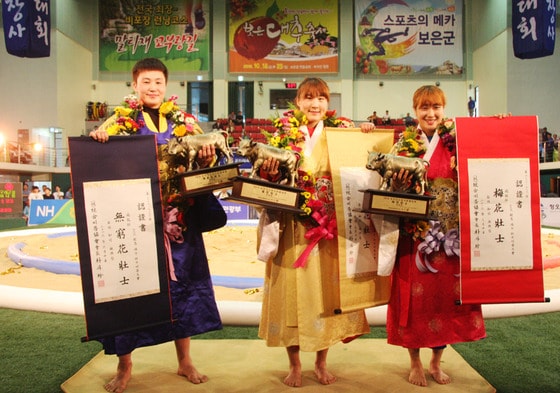 '2016 보은단오장사씨름대회' 비룡부(1부)에서 우승을 차지한 무궁화장사 조현주, 국화장사 임수정, 매화장사 양윤서(왼쪽부터). (통합씨름협회 제공) ⓒ News1