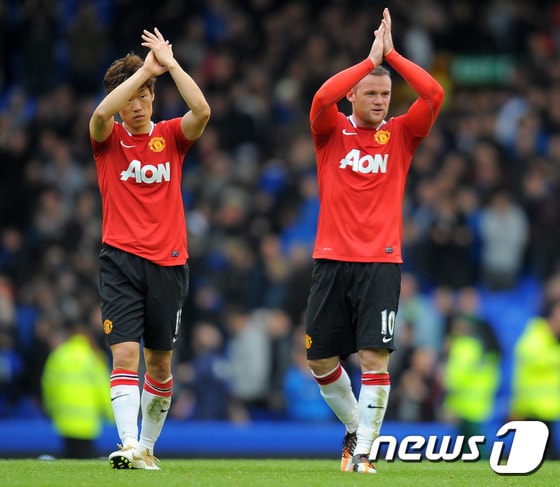 잉글랜드 축구대표팀 주장 웨인 루니(오른쪽)와 그가 꼽은 가장 저평가된 선수 박지성(왼쪽). ⓒ AFP=News1