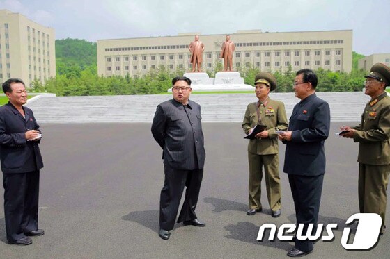 북한 김정은 조선노동당 위원장이 6월 13일 국방종합대학을 현지지도했다. (로동신문 제공) 2016.6.13/뉴스1