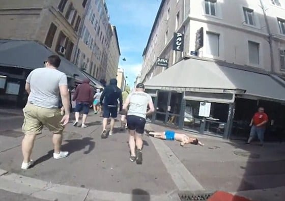 러시아 훌리건들이 프랑스 마르세유 시내에서 영국 축구 팬을 공격하고 있다. (유튜브 갈무리)